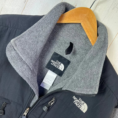 北面 Denali 夹克（男款，L 码，灰色）——已停产，难觅踪迹——符合欧美标准。尼龙抓绒外套。产品代码：z00054491。