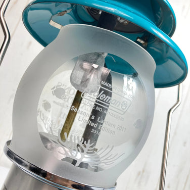【OneSize ブルー系】 Coleman ( コールマン ) ●シーズンズ ランタン 2011 Seasons Lantern 2011 ガソリンランタン アメリカ製 コールマン2011年限定ランタン 2000006601 ランタン ライティングギア - 【公式】2ndGEAR（セカンドギア）Webショップ【登山用品・アウトドア用品専門 買取販売店】