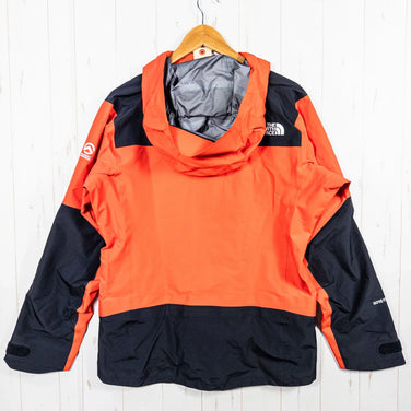The North Face GTX Pro 夹克，男款，中号，红色。这款尼龙外套是硬壳。