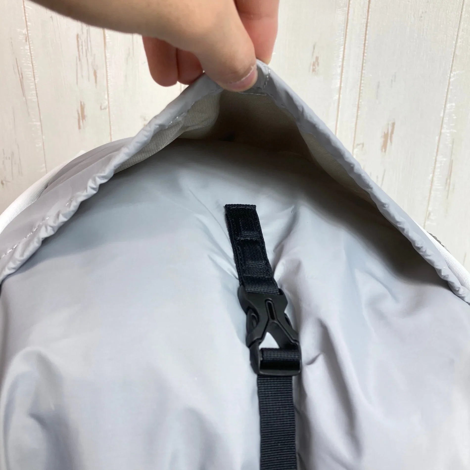 【OneSize グレー系】 holo（ホロ） オーブエム Orb M Light Gray x White ナイロン バッグ ストレージ バックパック デイパック 容量【～29L】 z00052139 Light Gray x White デイパック 容量【～2 - 【公式】2ndGEAR（セカンドギア）Webショップ【登山用品・アウトドア用品専門 買取販売店】