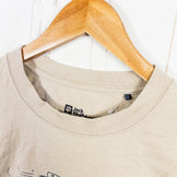 【Men's M ベージュ系】 Jackwolfskin ( ジャックウルフスキン ) ジェーピー ウォウ ピーク ウルフ ティー JP WHW PEAK WOLF T オーガニックコットン ウェア トップス インナー シャツ ショートスリーブTシャツ クルーネック - 【公式】2ndGEAR（セカンドギア）Webショップ【登山用品・アウトドア用品専門 買取販売店】
