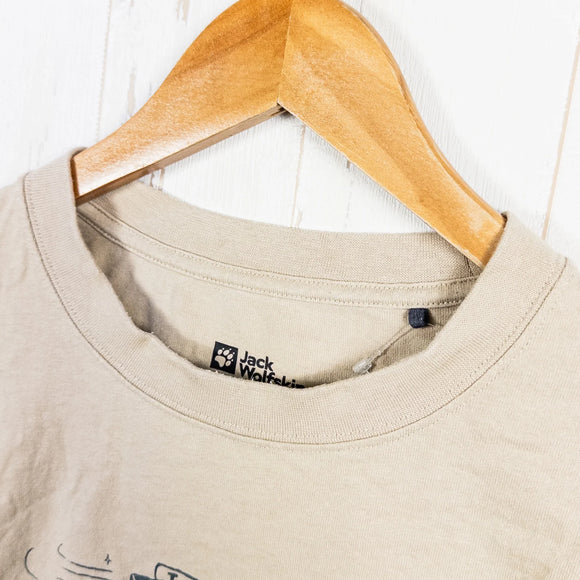 【Men's M ベージュ系】 Jackwolfskin ( ジャックウルフスキン ) ジェーピー ウォウ ピーク ウルフ ティー JP WHW PEAK WOLF T オーガニックコットン ウェア トップス インナー シャツ ショートスリーブTシャツ クルーネック - 【公式】2ndGEAR（セカンドギア）Webショップ【登山用品・アウトドア用品専門 買取販売店】