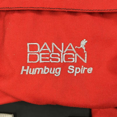 【OneSize レッド系】Dana Design ( デイナデザイン ) ハンバグスパイア Humbug Spire レッド×ブラック バックパック デイパック アメリカ製 コーデュラナイロン製 ブランド消滅 生産終了モデル 入手困難 容量【30L～54L】 バックパック バッグ ストレージ - 【公式】2ndGEAR（セカンドギア）Webショップ【登山用品・アウトドア用品専門 買取販売店】