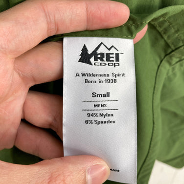 【Men's S グリーン系】 Rei ( アールイーアイ ) トレイルメイド ショートスリーブ シャツ Trailmade SS Shirt WoodLand Olive 入手困難 ナイロン ウェア トップス インナー シャツ ショートスリーブシャツ 化繊 z00