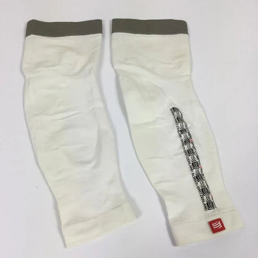 【Unisex 4 ホワイト系】 Compressport ( コンプレスポーツ ) カーフスリーブ ふくらはぎ コンプレッション サポーター Unisex タイツ ボトムス ウェア - 【公式】2ndGEAR（セカンドギア）Webショップ【登山用品・アウトドア用品専門 買取販売店】
