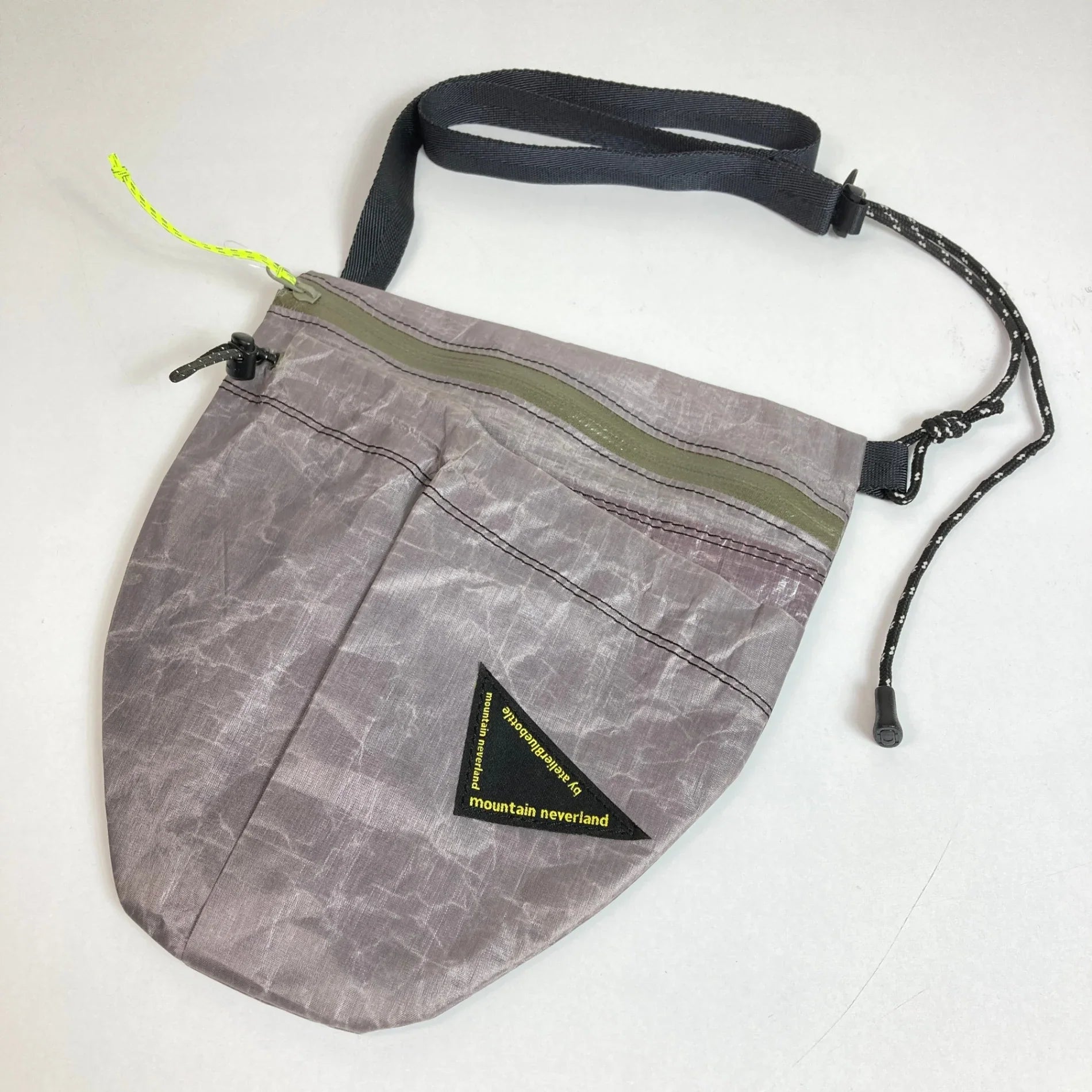 【OneSize グレー系】 Atelier Blue Bottle ( アトリエブルーボトル ) ハイカーズサコッシュ 05DCF Hiker’s SACOCHE-05DCF ライトグレー / LIGHT GRAY 入手困難 ナイロン バッグ ストレージ サコッ - 【公式】2ndGEAR（セカンドギア）Webショップ【登山用品・アウトドア用品専門 買取販売店】