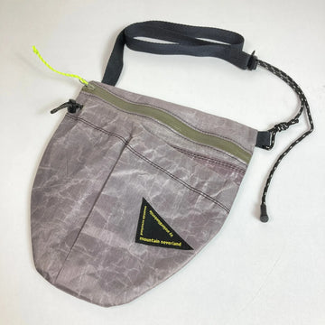 【OneSize グレー系】 Atelier Blue Bottle ( アトリエブルーボトル ) ハイカーズサコッシュ 05DCF Hiker’s SACOCHE-05DCF ライトグレー / LIGHT GRAY 入手困難 ナイロン バッグ ストレージ サコッ - 【公式】2ndGEAR（セカンドギア）Webショップ【登山用品・アウトドア用品専門 買取販売店】