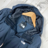 The North Face Scoop Jacket, Men's Size Medium, Navy. This nylon hardshell jacket is a perfect outerwear piece. (z00054902)