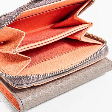 【OneSize ベージュ系】 Rawlow Mountain Works ( ロウロウマウンテンワークス ) ヒラリー ウォレット 01 Hillary Wallet 01 Taupe x Coral レザー バッグ ストレージ 財布 ウォレット z0005217 - 【公式】2ndGEAR（セカンドギア）Webショップ【登山用品・アウトドア用品専門 買取販売店】