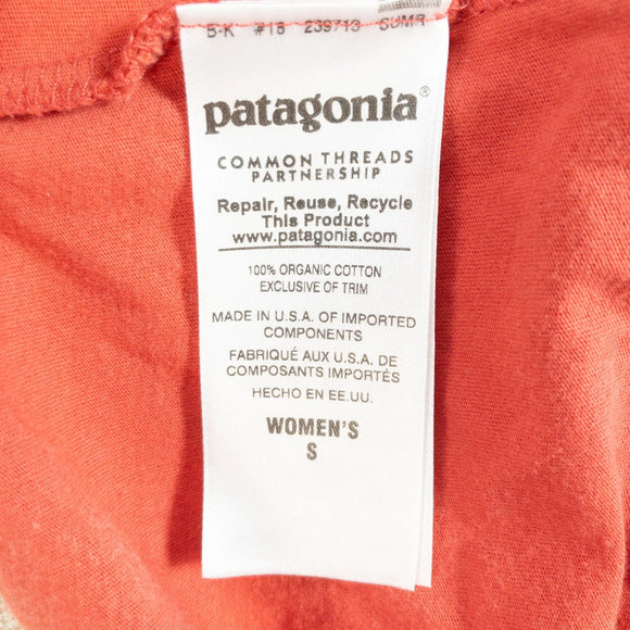【Women's S レッド系】 2016 Patagonia ( パタゴニア ) パタロハ サイン Tシャツ Pataloha Sign T-Shirt SUMR オーガニックコットン ウェア トップス インナー シャツ ショートスリーブTシャツ クルーネック 化繊 - 【公式】2ndGEAR（セカンドギア）Webショップ【登山用品・アウトドア用品専門 買取販売店】