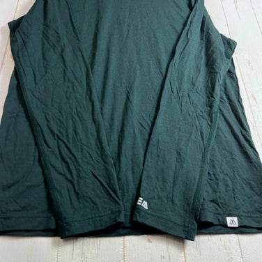 男士中号绿色 Ridge Mountain Gear 美利奴羊毛基础款长袖T恤。这款美利奴羊毛上衣非常适合作为内衣或长袖衫穿着。