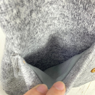 Sanseisha 男士中灰色 Caravan 针织抓绒背心。这款涤纶抓绒背心是任何造型的完美搭配。产品代码：z00054614。