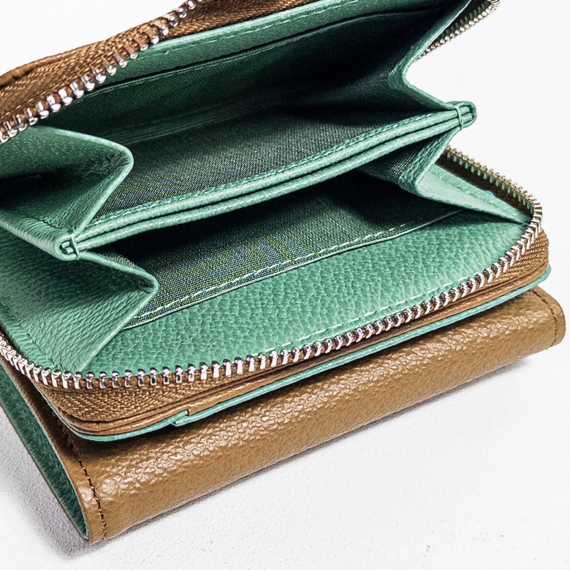 【OneSize ベージュ系】 Rawlow Mountain Works ( ロウロウマウンテンワークス ) ヒラリー ウォレット 01 Hillary Wallet 01 Coyote x Mint レザー バッグ ストレージ 財布 ウォレット z0005217 - 【公式】2ndGEAR（セカンドギア）Webショップ【登山用品・アウトドア用品専門 買取販売店】