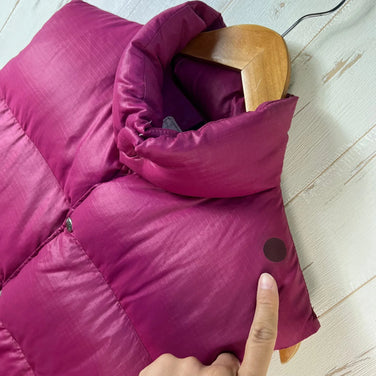 男式 S 码紫色 1970 年代 The North Face 防撕裂尼龙羽绒背心（棕色标签，旧标签）已停产，很难找到。