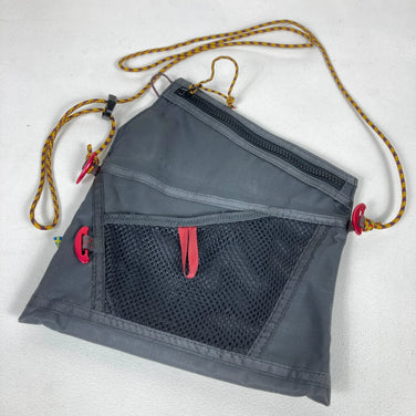 【OneSize グレー系】 Klattermusen ( クレッタルムーセン ) フリッド ウォータープルーフ アクセサリバッグ 1.5L Hrid Wp Accessory Bag 1.5L ショルダーバッグ サコッシュ ショルダーポーチ サッチェル 2221