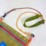 【OneSize グリーン系】 Cotopaxi（コトパクシ） リスタ 2L クロスボディ バッグ Lista 2L Crossbody Bag バッグ ストレージ サコッシュポーチ z00059759  サコッシュポーチ バッグ ストレージ