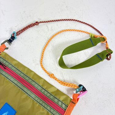 【OneSize グリーン系】 Cotopaxi（コトパクシ） リスタ 2L クロスボディ バッグ Lista 2L Crossbody Bag バッグ ストレージ サコッシュポーチ z00059759  サコッシュポーチ バッグ ストレージ