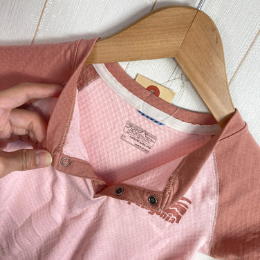 【Baby's 3T ピンク系】 2020 Patagonia ( パタゴニア ) キャプリーン ミッドウェイト ヘンリー Capilene Midweight Henley FRRS ポリエステル ウェア トップス インナー シャツ ロングスリーブTシャツ クルーネ