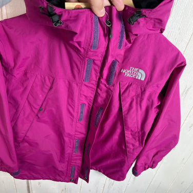 The North Face Scoop Jacket, size 120, purple, kids' size. This nylon hardshell jacket is a perfect outerwear top. Product code: z00054219.