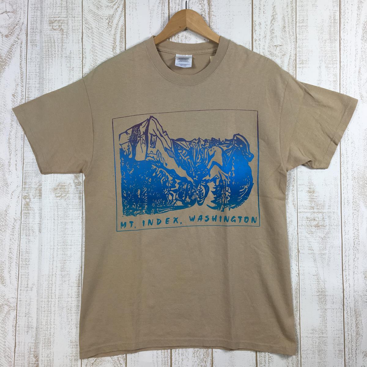 【Men's M ベージュ系】 米国ワシントン州 Mt. Index クライミングルートリスト Tシャツ ポートアンドカンパニー 入手困難 希少なアウトドアTシャツ International Men's  コットン ショートスリーブTシャツ クルーネック インナー