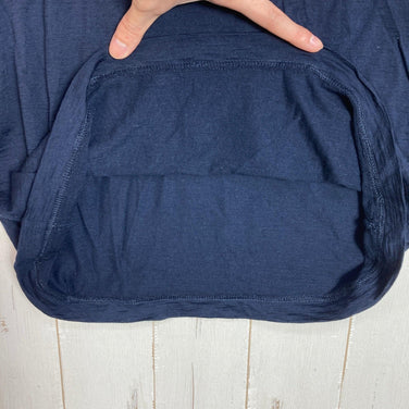 Men's Medium Navy Yamatomichi 100% Light Merino Sleeveless Shirt. Made from merino wool, this sleeveless shirt can be worn as an inner layer or as a tank top.