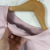【Women's M ピンク系】 Arcteryx ( アークテリクス ) エンボイ エンブレム ショートスリーブ Envoy Emblem Short Sleeve Alpine Rose オーガニックコットン混 / ストレッチ オーガニックコットン ウェア トップ