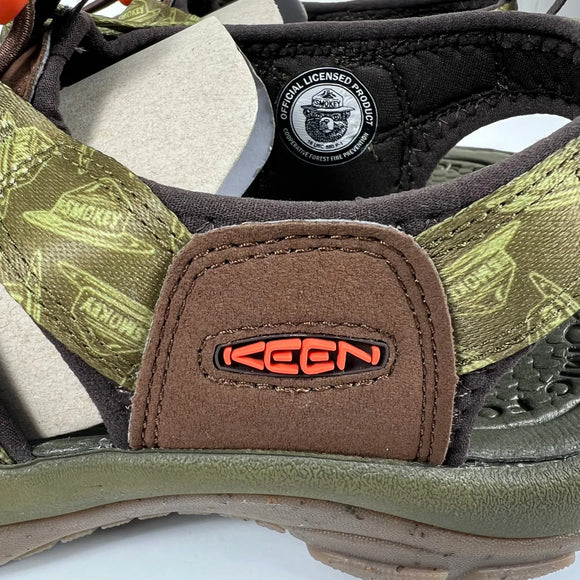 【Unisex 26.5cm カーキグリーン系】 Keen ( キーン ) NEW PORT RETRO × スモーキー・ベア（Smokey Bear）　コラボモデル サンダル 1027452 SMOKEY BEAR/MILITARY OLIVE z00055279 SMOKEY B