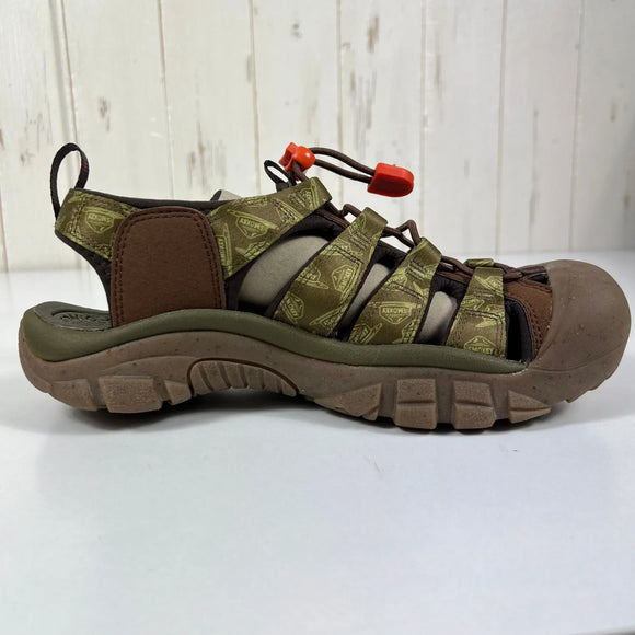 【Unisex 26.0cm カーキグリーン系】 Keen ( キーン ) NEW PORT RETRO × スモーキー・ベア（Smokey Bear）　コラボモデル サンダル 1027452 SMOKEY BEAR/MILITARY OLIVE z00055278 SMOKEY B
