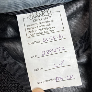 Mystery Ranch Urban Assault 尼龙收纳背包/背包（均码，黑色） - 容量：高达 29 升（z00052929）