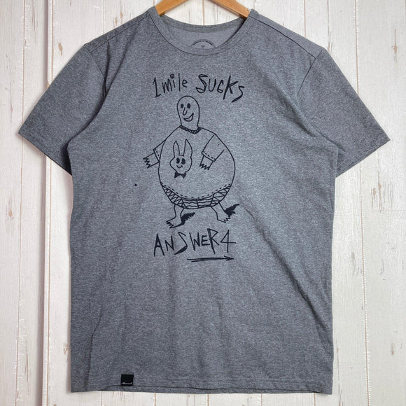 【Men's M グレー系】 Answer4 ( アンサーフォー ) ワンマイル サックス! ティー 1mile Sucks! Tee 生産終了モデル 入手困難 ポリエステル ウェア トップス インナー シャツ ショートスリーブTシャツ クルーネック 化繊 z00