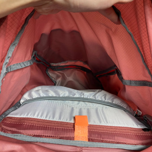 【Women's OneSize レッド系】 Deuter ( ドイター ) フューチュラ 24 SL Futura 24 SL パプリカ x シエナ エアコンフォートセンシック フロントアクセス レインカバー付属 バッグ ストレージ バックパック デイパック 容量【～29L】