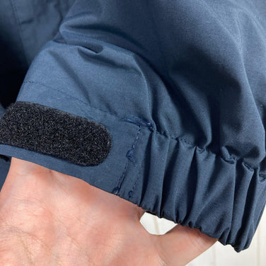 The North Face Scoop Jacket, Men's Size Medium, Navy. This nylon hardshell jacket is a perfect outerwear piece. (z00054902)