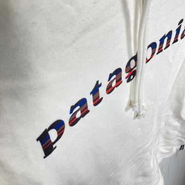 【Men's M アイボリー系】 2024 Patagonia ( パタゴニア ) ライトウェイト 73 テキスト ロゴ ワイルドライズ フーディ Lightweight '73 Text Logo Wildrise Fleece Hoody BCW オーガニックコッ