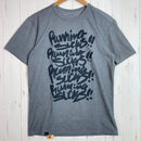 【Men's M グレー系】 Answer4 ( アンサーフォー ) ランニング サックス！ 01 ティーシャツ Running Sucks! 01 Tshirt ポリエステル ウェア トップス インナー シャツ ショートスリーブTシャツ クルーネック 化繊 z0-1