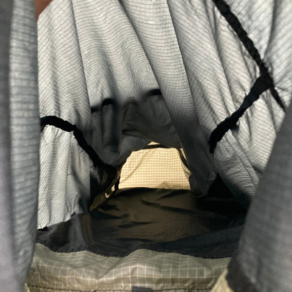 【Unisex OneSize グレー系】 2010s Gossamer Gear ( ゴッサマーギア ) マーマー Murmur 入手困難 140D Dyneema Gridstop 第2世代（2012-2014年頃） アメリカ製 バッグ ストレージ バックパック 容量【30