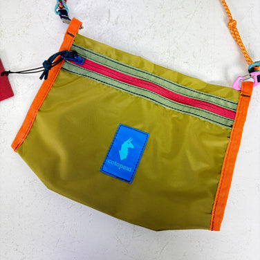 【OneSize グリーン系】 Cotopaxi（コトパクシ） リスタ 2L クロスボディ バッグ Lista 2L Crossbody Bag バッグ ストレージ サコッシュポーチ z00059759  サコッシュポーチ バッグ ストレージ