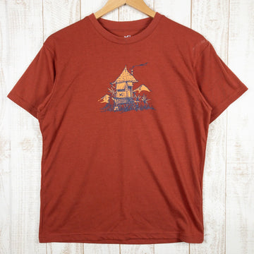 【Men's S オレンジ系】 Millet ( ミレー ) アドベンチャー ハウス Tシャツ Adventure House TShirt ポリエステル MIV01936 Men's ショートスリーブTシャツ クルーネック インナー シャツ トップス ウェア - 【公式】2ndGEAR（セカンドギア）Webショップ【登山用品・アウトドア用品専門 買取販売店】