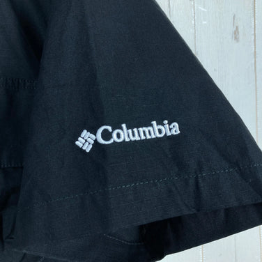 Columbia Tucannon Isle Short Sleeve Shirt, Men's Size L, Black. This cotton, wool-blend shirt is perfect as an undershirt or top.