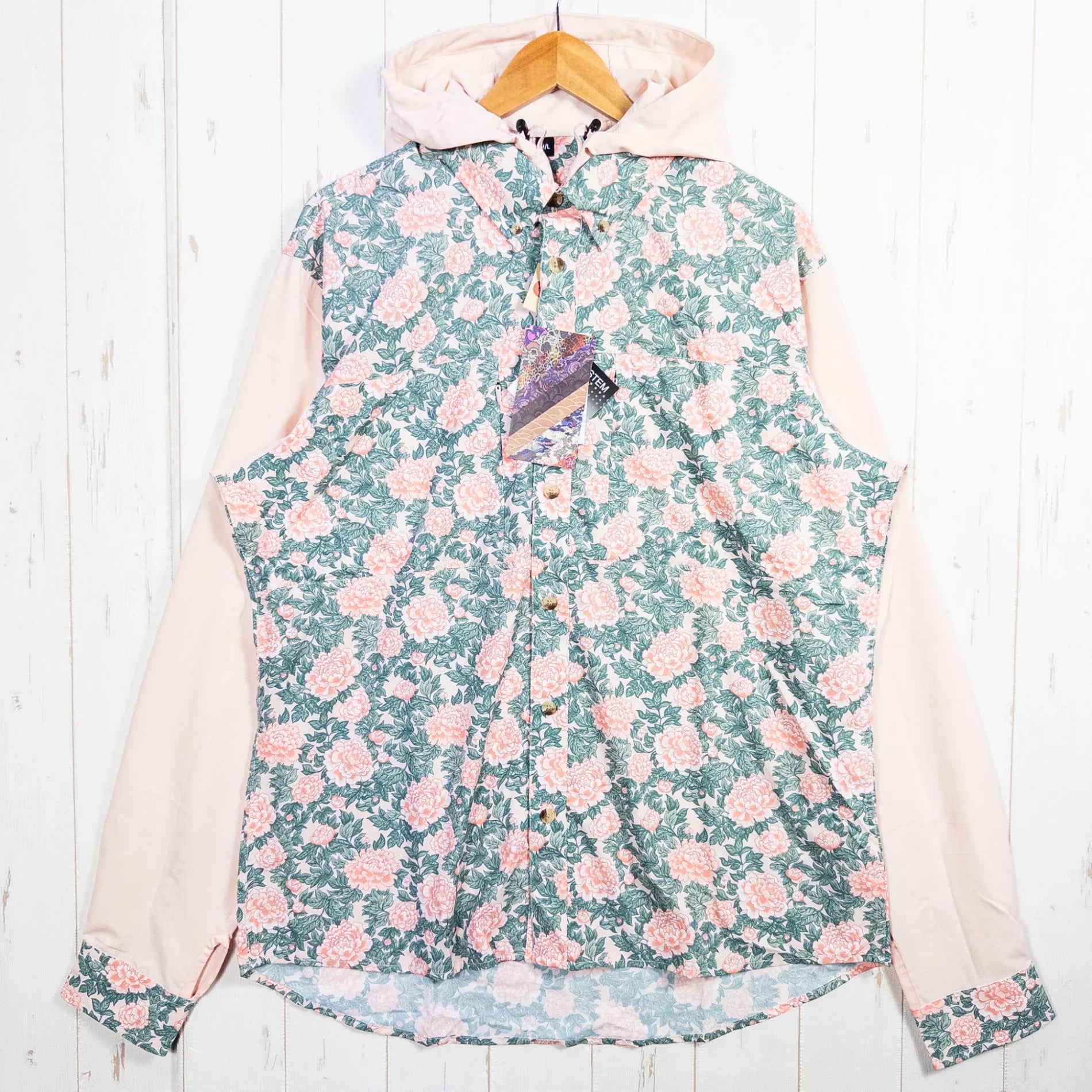 【Men's L ピンク系】 Jolly Gear（ジョリーギア） トリプルクラウン ボタンダウン ロングスリーブ TRIPLE CROWN BUTTON DOWN LONG SLEEVE Peony ポリエステル ウェア トップス インナー シャツ ロングスリー - 【公式】2ndGEAR（セカンドギア）Webショップ【登山用品・アウトドア用品専門 買取販売店】