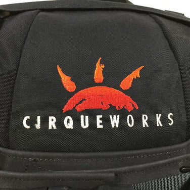 【M ブラック系】Cirque Works ( サークワークス ) ディセント Descent バックパック デイパック 生産終了モデル 入手困難 デイパック 容量【～29L】 バックパック バッグ ストレージ - 【公式】2ndGEAR（セカンドギア）Webショップ【登山用品・アウトドア用品専門 買取販売店】