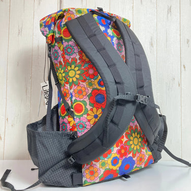 【S レッド系】 LiteAF（ライトエーエフ） プリンテッド ダイニーマ 20L カーブ フレームレス PRINTED DYNEEMA 20L CURVE FRAMELESS GROOVY BLOOMS バッグ ストレージ バックパック デイパック - 【公式】2ndGEAR（セカンドギア）Webショップ【登山用品・アウトドア用品専門 買取販売店】