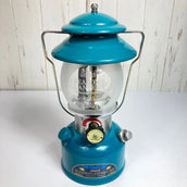 【OneSize ブルー系】 Coleman ( コールマン ) ●シーズンズ ランタン 2011 Seasons Lantern 2011 ガソリンランタン アメリカ製 コールマン2011年限定ランタン 2000006601 ランタン ライティングギア - 【公式】2ndGEAR（セカンドギア）Webショップ【登山用品・アウトドア用品専門 買取販売店】