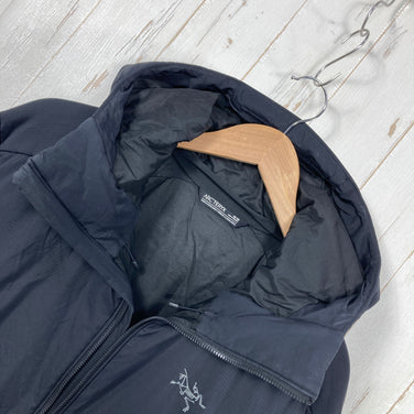 【Men's M ブラック系】 Arcteryx ( アークテリクス ) アトム ヘビーウェイト フーディ Atom Heavyweight Hoody コアロフト 化繊中綿 防風 撥水 化繊ダウン ウェア トップス アウター ジャケット 化繊インサレーション z0