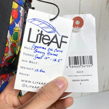【S レッド系】 LiteAF（ライトエーエフ） プリンテッド ダイニーマ 20L カーブ フレームレス PRINTED DYNEEMA 20L CURVE FRAMELESS GROOVY BLOOMS バッグ ストレージ バックパック デイパック - 【公式】2ndGEAR（セカンドギア）Webショップ【登山用品・アウトドア用品専門 買取販売店】