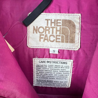 男式 S 码紫色 1970 年代 The North Face 防撕裂尼龙羽绒背心（棕色标签，旧标签）已停产，很难找到。