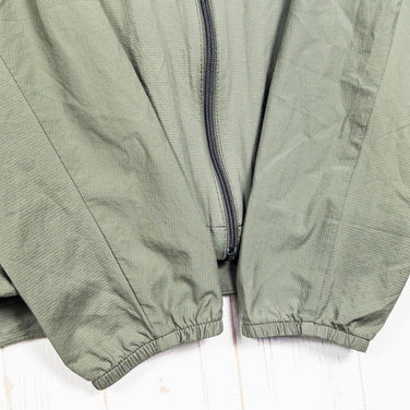 The North Face 燕尾服连帽衫，男款中号，绿色。尼龙防风夹克/外套 (z00053309)。