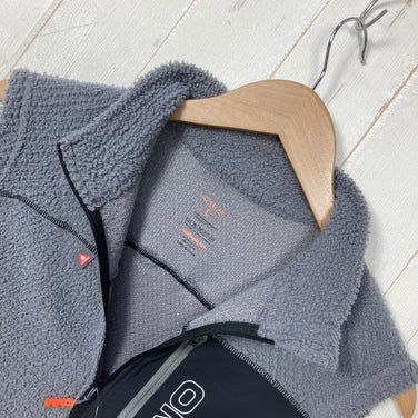 【Unisex L グレー系】 Omm ( オーエムエム ) コアジップ ベスト Core Zipped Vest PRIMALOFT ACTIVE EVOLVE 125g/m2 ポリエステル ウェア トップス ベスト フリース z00060827  フリース ベス