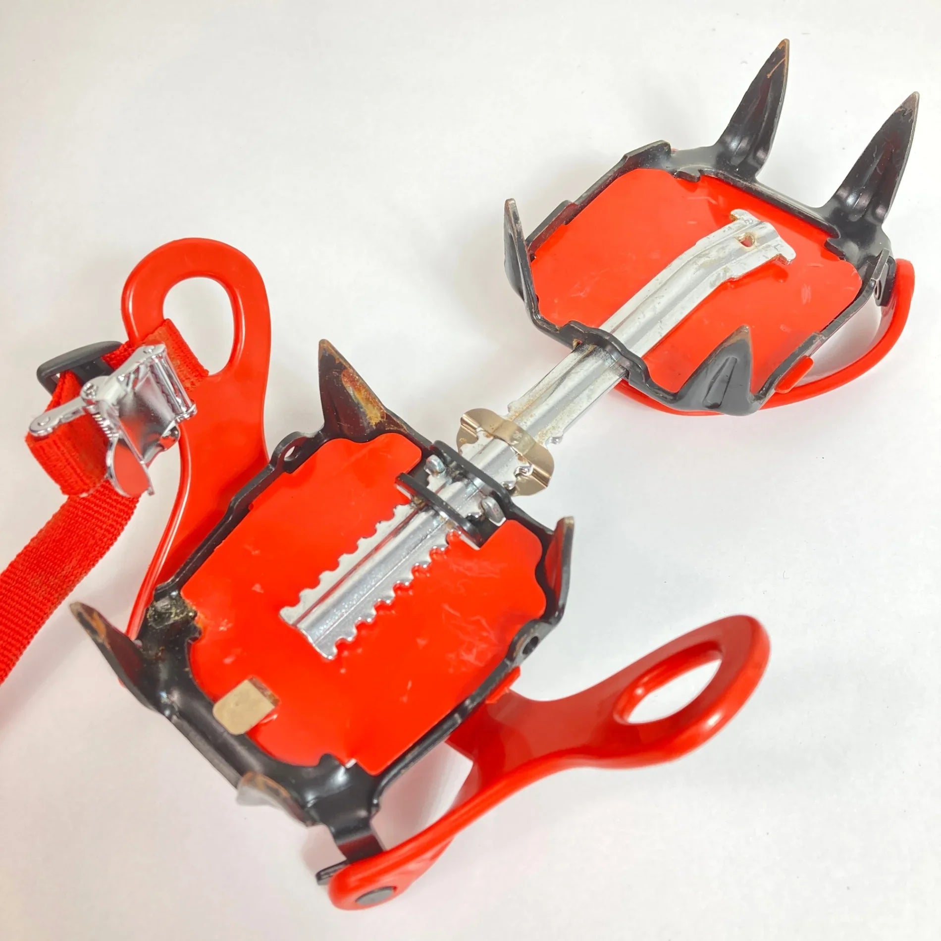 【L レッド系】 Montbell ( モンベル ) カジタックスアイゼン 8本爪 ウィンターギア クランポン アイゼン z00052514 クランポン アイゼン ウィンターギア - 【公式】2ndGEAR（セカンドギア）Webショップ【登山用品・アウトドア用品専門 買取販売店】