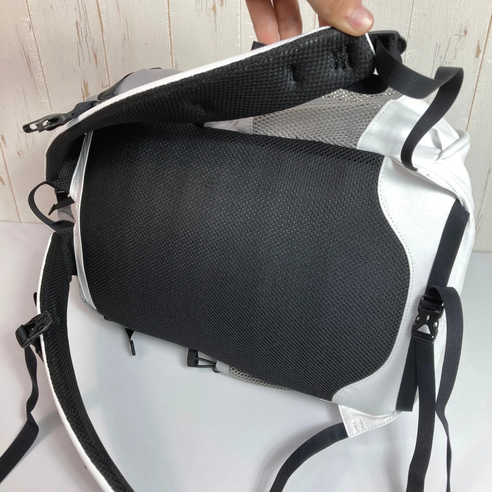 【OneSize グレー系】 holo（ホロ） オーブエム Orb M Light Gray x White ナイロン バッグ ストレージ バックパック デイパック 容量【～29L】 z00052139 Light Gray x White デイパック 容量【～2 - 【公式】2ndGEAR（セカンドギア）Webショップ【登山用品・アウトドア用品専門 買取販売店】