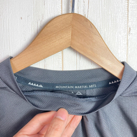 【Men's S ブラック系】 Mountain Martial Arts | Mma ( マウンテンマーシャルアーツ ) MMA パネル ロンスグリーブ ポケットティー MMA Panel Long Sleeve Pocket Tee ポリエステル ウェア トップ